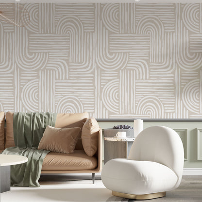 Maßangefertigte Vliestapete mit geometrischem Bogenmuster in Nude, kombiniert mit hellem Sofa und skandinavischem Sessel.