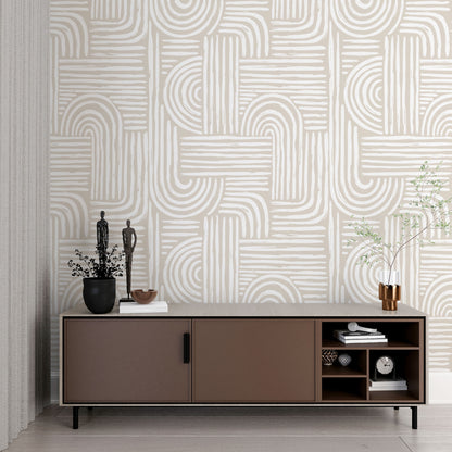 Maßangefertigte Vliestapete mit geometrischem Bogenmuster in Nude, kombiniert mit hellem Sofa und skandinavischem Sessel.