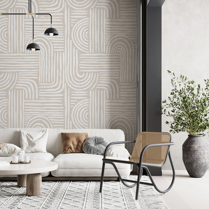Maßangefertigte Vliestapete mit geometrischem Bogenmuster in Nude, kombiniert mit hellem Sofa und skandinavischem Sessel.