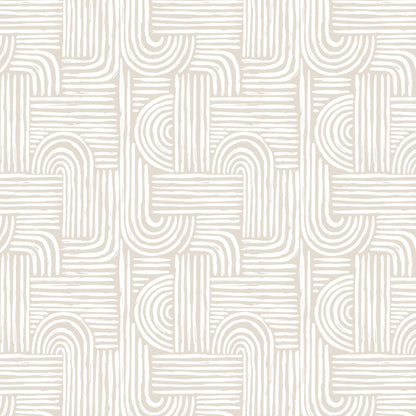 Maßangefertigte Vliestapete mit geometrischem Bogenmuster in Nude, kombiniert mit hellem Sofa und skandinavischem Sessel.