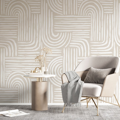 Maßangefertigte Vliestapete mit geometrischem Bogenmuster in Nude, kombiniert mit hellem Sofa und skandinavischem Sessel.