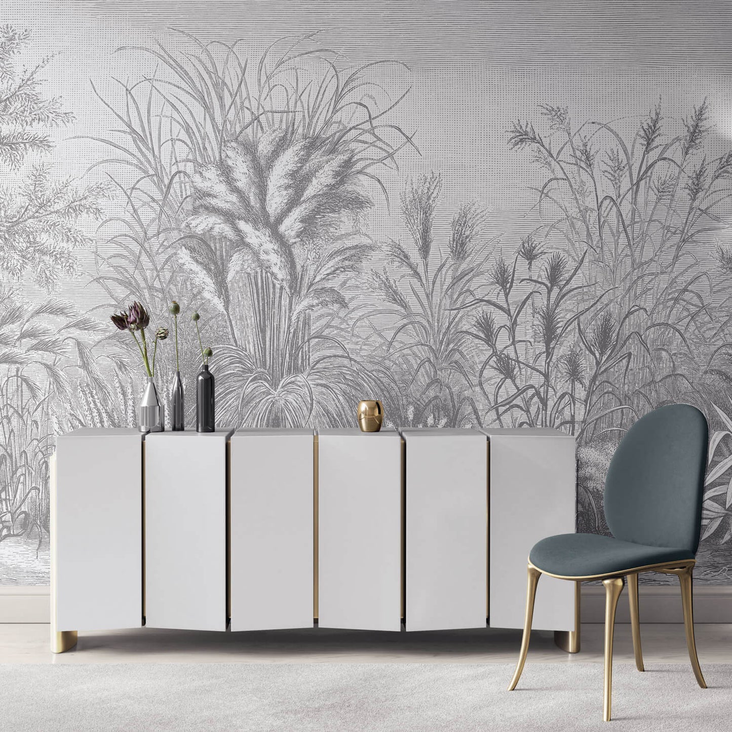 Edles Interior mit einer weißen Kommode und Fototapete in grau mit gezeichnetem Motiv von Gräsern und Pflanzen