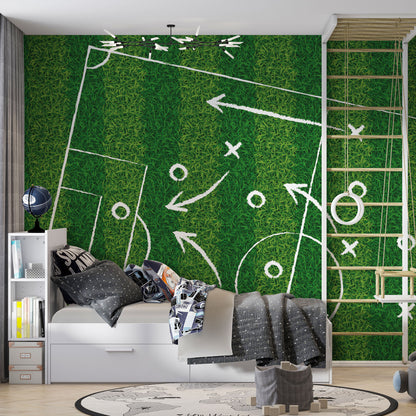 Maßangefertigte Vliestapete mit Fußballrasenmotiv und taktischen Spielzügen in grün und weiß.
