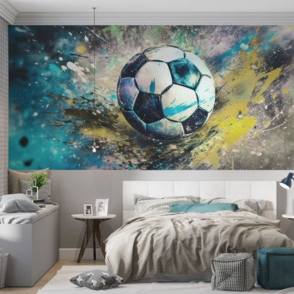 Maßangefertigte Vliestapete mit großem Aquarell-Fußball in buntem Graffiti-Stil im Kinderzimmer.