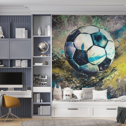Maßangefertigte Vliestapete mit großem Aquarell-Fußball in buntem Graffiti-Stil im Kinderzimmer.
