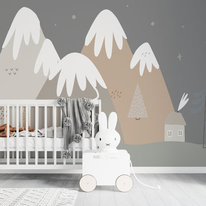 Maßangefertigte Vliestapete mit grafischen Bergen, Bäumen, Haus, Mond und Sternen in Pastell für Kinderzimmer.