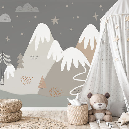 Maßangefertigte Vliestapete mit grafischen Bergen, Bäumen, Haus, Mond und Sternen in Pastell für Kinderzimmer.