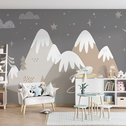 Maßangefertigte Vliestapete mit grafischen Bergen, Bäumen, Haus, Mond und Sternen in Pastell für Kinderzimmer.