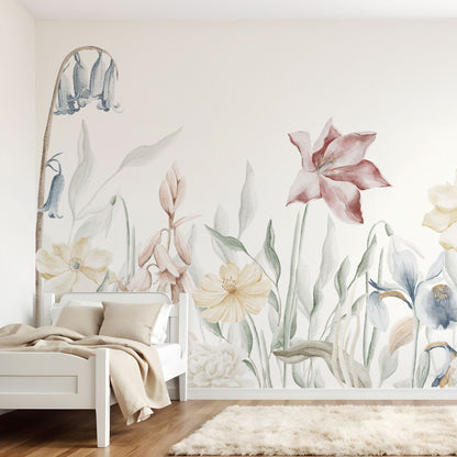 Maßangefertigte Vliestapete mit pastellfarbenen Aquarellblumen und grünen Blättern im Kinderzimmer.