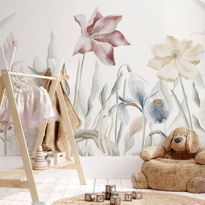 Maßangefertigte Vliestapete mit pastellfarbenen Aquarellblumen und grünen Blättern im Kinderzimmer.