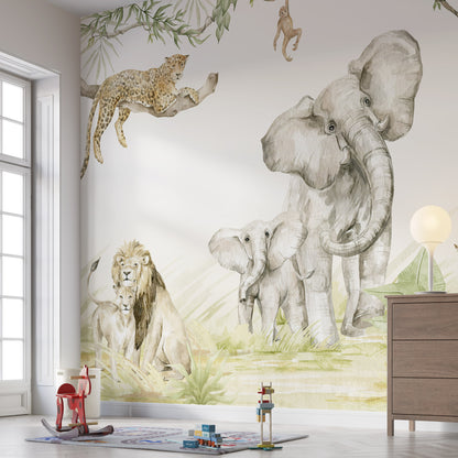 Maßangefertigte Vliestapete mit Aquarell-Safari-Motiv, Elefanten, Geparden und Affen an Lianen in Pastellfarben.
