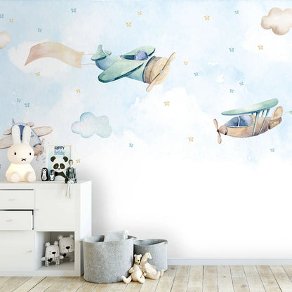 Maßangefertigte Vliestapete mit aquarellierten Flugzeugen, Wolken und Sternen für Kinderzimmer.