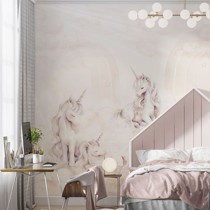 Maßangefertigte Vliestapete mit zarten Aquarell-Einhörnern und Pastellwolken im Kinderzimmer.