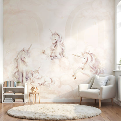 Maßangefertigte Vliestapete mit zarten Aquarell-Einhörnern und Pastellwolken im Kinderzimmer.