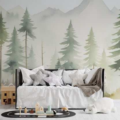 Maßangefertigte Vliestapete mit Aquarell-Nebelwald, Tannen und Bergen in Pastell für Kinderzimmer.