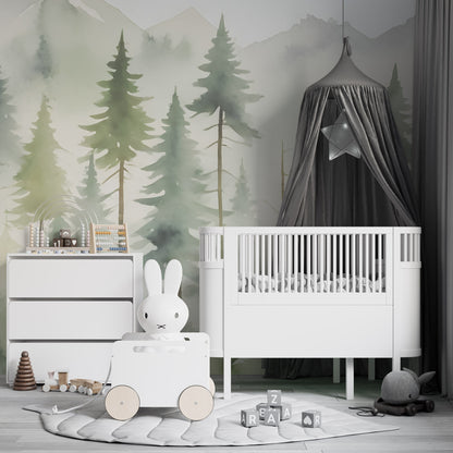 Maßangefertigte Vliestapete mit Aquarell-Nebelwald, Tannen und Bergen in Pastell für Kinderzimmer.
