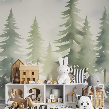 Maßangefertigte Vliestapete mit Aquarell-Nebelwald, Tannen und Bergen in Pastell für Kinderzimmer.