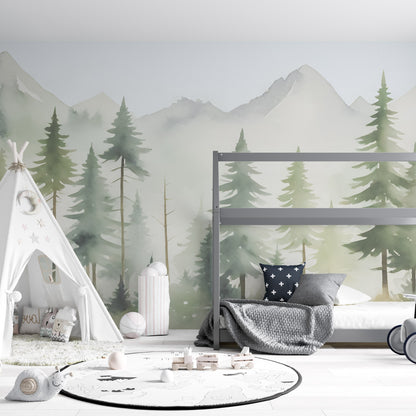 Maßangefertigte Vliestapete mit Aquarell-Nebelwald, Tannen und Bergen in Pastell für Kinderzimmer.