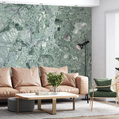 Maßangefertigte Vliestapete mit grünem Marmor-Aquarellmuster in Schlafzimmer mit Holzbettrahmen.