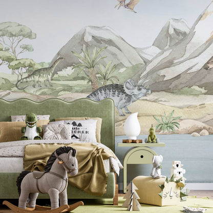 Maßangefertigte Vliestapete mit pastellfarbenen Dinosauriern, Vulkan und Bergen im Aquarellstil für Kinderzimmer.