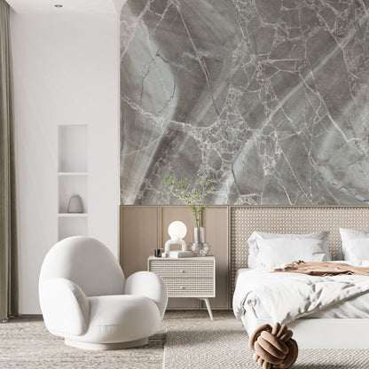 Maßangefertigte Vliestapete mit grauer Marmorstruktur im modernen Wohnzimmer mit Holzboden und schwarzen Fenstern.