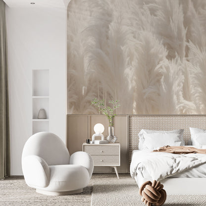 Maßangefertigte Vliestapete mit flauschigem Pampasgras-Motiv in sanften Beige- und Cremetönen im Schlafzimmer.
