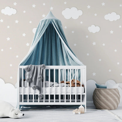 Maßangefertigte Vliestapete mit pastellblauem Himmel, weißen Wolken und Sternen für Kinderzimmer.