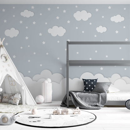 Maßangefertigte Vliestapete mit pastellblauem Himmel, weißen Wolken und Sternen für Kinderzimmer.