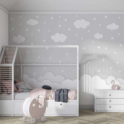 Maßangefertigte Vliestapete mit pastellblauem Himmel, weißen Wolken und Sternen für Kinderzimmer.