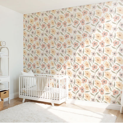 Maßangefertigte Vliestapete mit floralem pastellfarbenem Blumen- und Blättermuster im Kinderzimmer.