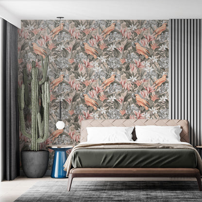 Maßangefertigte Vliestapete mit Vintage-Dschungelmotiv, pastellfarbene Blumen, Blätter und exotische Vögel im Schlafzimmer.