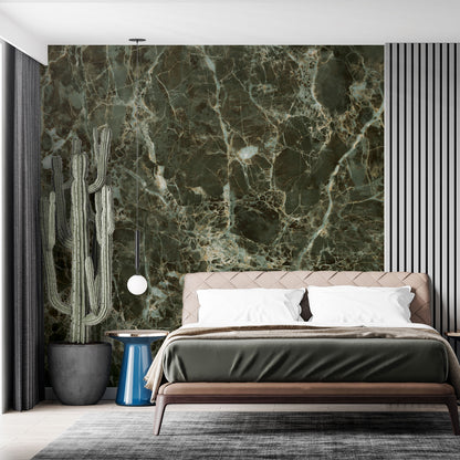Maßangefertigte Vliestapete mit grünem Marmoroptik-Muster im Wohnzimmer mit Pflanze und Regal.