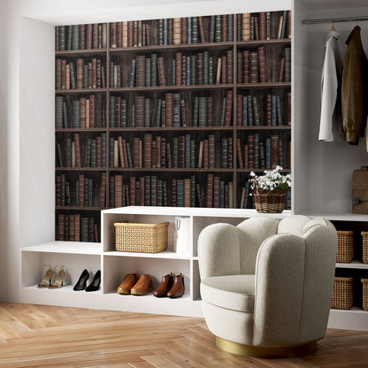Maßangefertigte Vliestapete mit vintage Bücherregalen in dunklen Holztönen im Esszimmer.