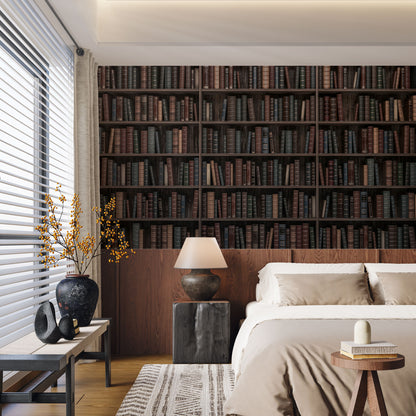 Maßangefertigte Vliestapete mit vintage Bücherregalen in dunklen Holztönen im Esszimmer.