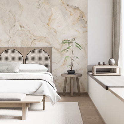Maßangefertigte Vliestapete mit abstraktem Wolkenmarmor-Muster in Beige- und Cremetönen im Schlafzimmer.
