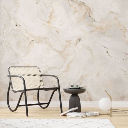 Maßangefertigte Vliestapete mit abstraktem Wolkenmarmor-Muster in Beige- und Cremetönen im Schlafzimmer.