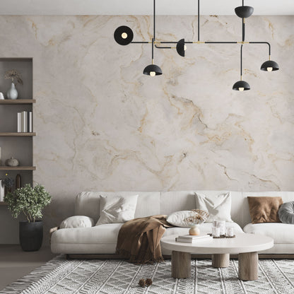 Maßangefertigte Vliestapete mit abstraktem Wolkenmarmor-Muster in Beige- und Cremetönen im Schlafzimmer.