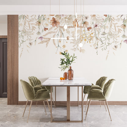 Maßangefertigte Vliestapete mit Vintage-Blumenborder in Pastellfarben über modernem Esszimmer mit grünen Samtstühlen.