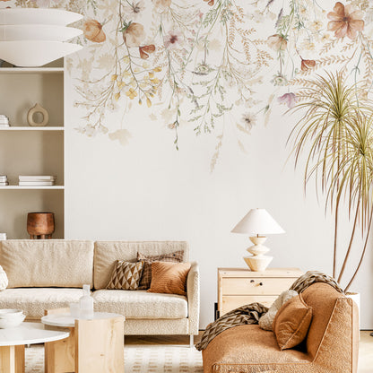 Maßangefertigte Vliestapete mit Vintage-Blumenborder in Pastellfarben über modernem Esszimmer mit grünen Samtstühlen.