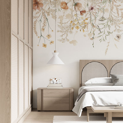Maßangefertigte Vliestapete mit Vintage-Blumenborder in Pastellfarben über modernem Esszimmer mit grünen Samtstühlen.