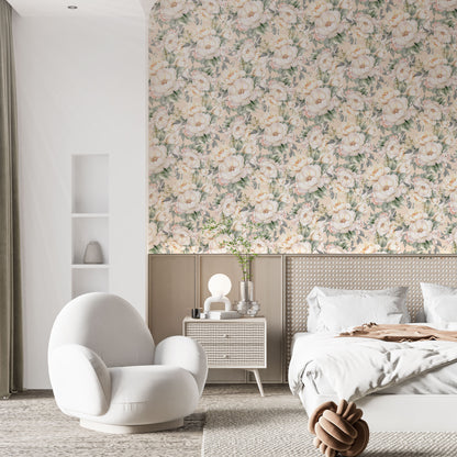 Maßangefertigte Vliestapete mit pastellfarbenen Blumen und Blättern im Aquarellstil im Schlafzimmer.