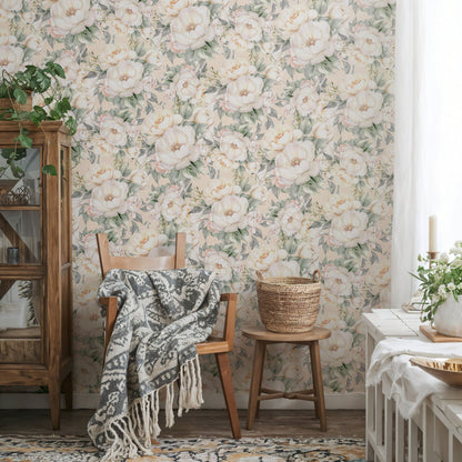 Maßangefertigte Vliestapete mit pastellfarbenen Blumen und Blättern im Aquarellstil im Schlafzimmer.