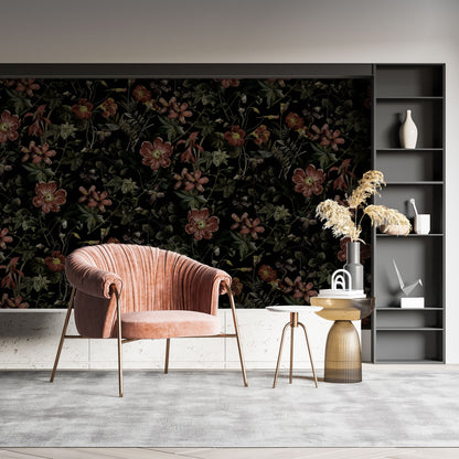 Maßangefertigte Vliestapete mit dunkelgrünem floralem Muster aus Blumen und Blättern im Wohnzimmer.