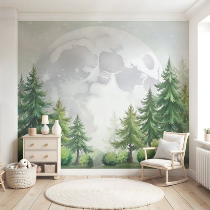 Maßangefertigte Vliestapete mit pastellfarbenem Tannenwald und großem Mond im Kinderzimmer.