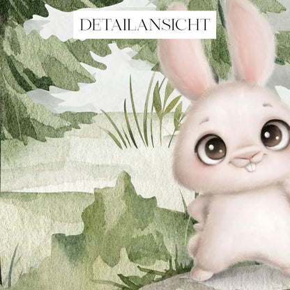 Maßangefertigte Vliestapete mit pastellfarbenem Aquarellwald, Tannen und Waldtieren wie Hase, Reh, Waschbär und Eichhörnchen .