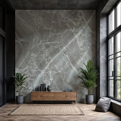 Maßangefertigte Vliestapete mit grauer Marmorstruktur im modernen Wohnzimmer mit Holzboden und schwarzen Fenstern.
