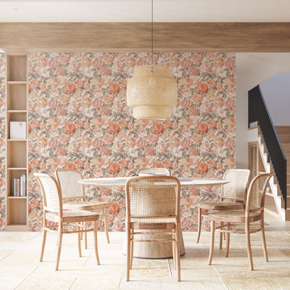 Maßangefertigte Vliestapete mit vintage Rosenmuster in Pastellfarben an Arbeitszimmerwand.