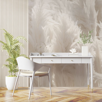 Maßangefertigte Vliestapete mit flauschigem Pampasgras-Motiv in sanften Beige- und Cremetönen im Schlafzimmer.