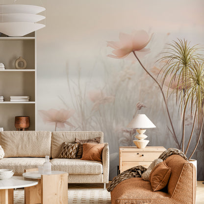 Maßangefertigte Vliestapete mit zarten pastellfarbenen Blumen und Nebel im Aquarellstil im Wohnzimmer.