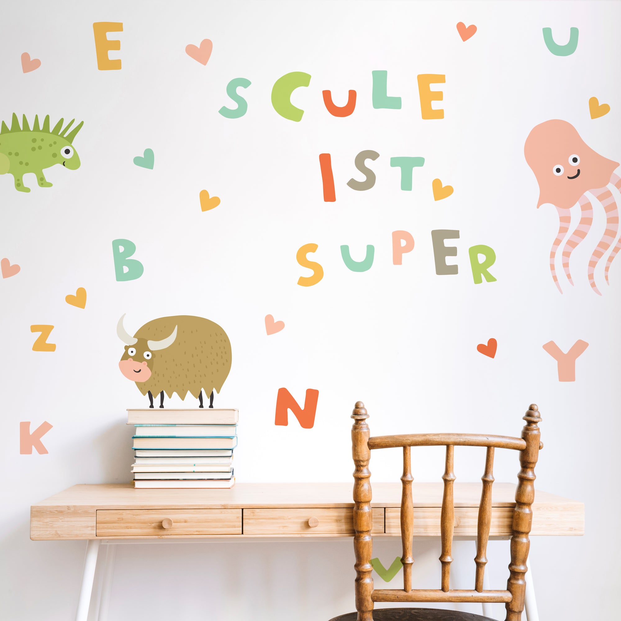 Buntes Wandtattoo mit Buchstaben und Tiermotiven, wiederablösbar, ohne weißen Rand.